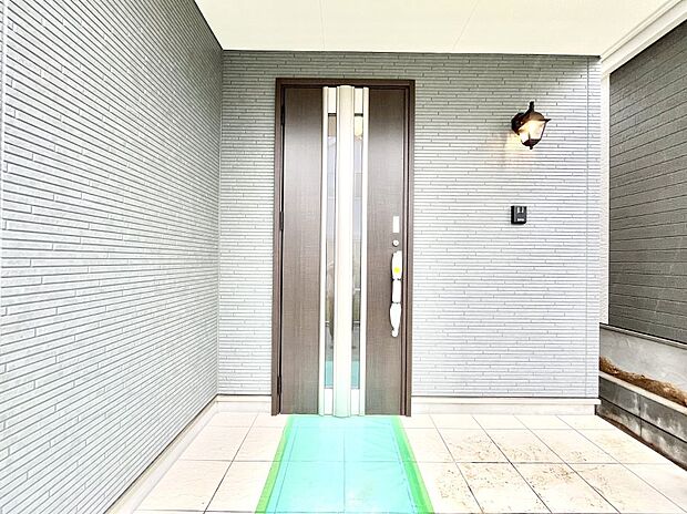 大切な家族、来客を出迎える玄関。