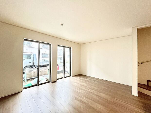 大きな窓からたっぷりの陽光と風を感じられるリビング