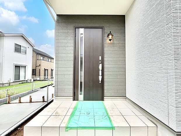 大切な家族、来客を出迎える玄関。