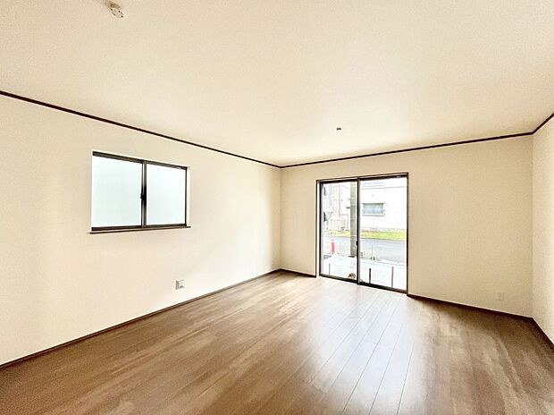 大きな窓からたっぷりの陽光と風を感じられるリビング