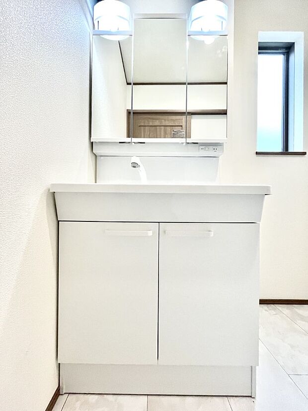 大きく見やすい三面鏡で清潔感ある洗面台は、身だしなみチェックや肌のお手入れにおすすめです。 