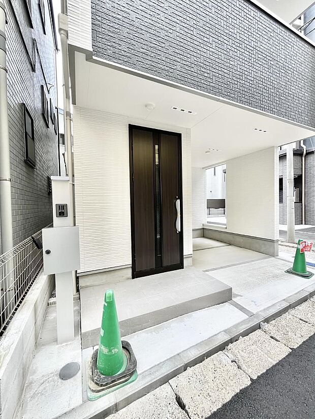 玄関前は雨が降っても濡れにくい屋根付き  