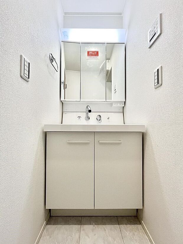 大きく見やすい三面鏡で清潔感ある洗面台は、身だしなみチェックや肌のお手入れにおすすめです。 