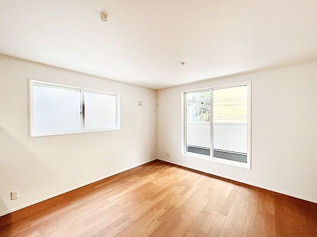 明るい2階リビング！外からの視線をシャットアウトして家族のプライバシーを守ります。