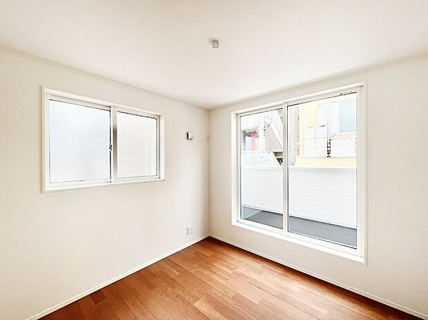 明るいバルコニーサイドに洋室を設置。目覚めの良い寝室に。 