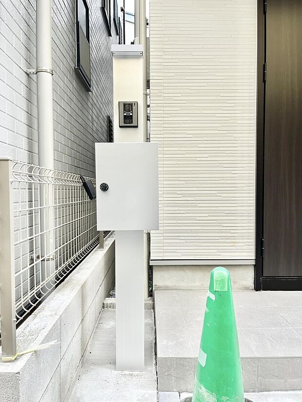 表札・インターホン・ポストをひとつに集約。エントランスになじむシンプルデザイン。