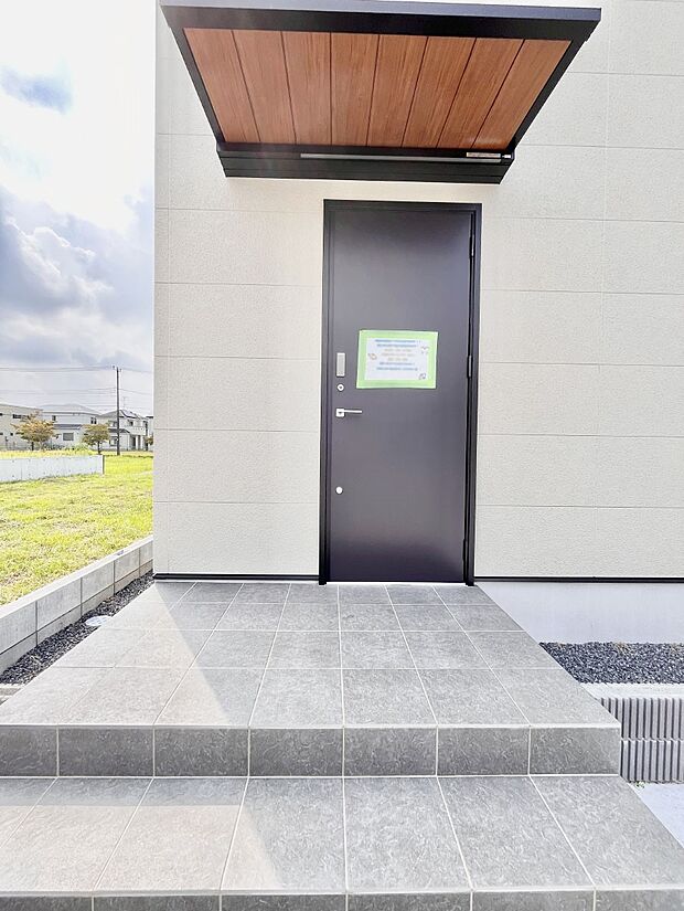 大切な家族、来客を出迎える玄関。