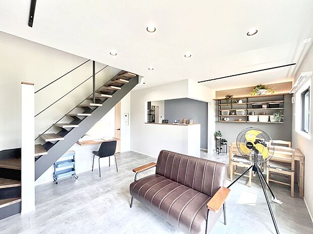 ご家族の賑やかな話し声で包まれる明るいリビング