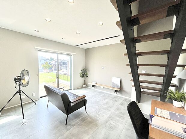 大きな窓からたっぷりの陽光と風を感じられるリビング