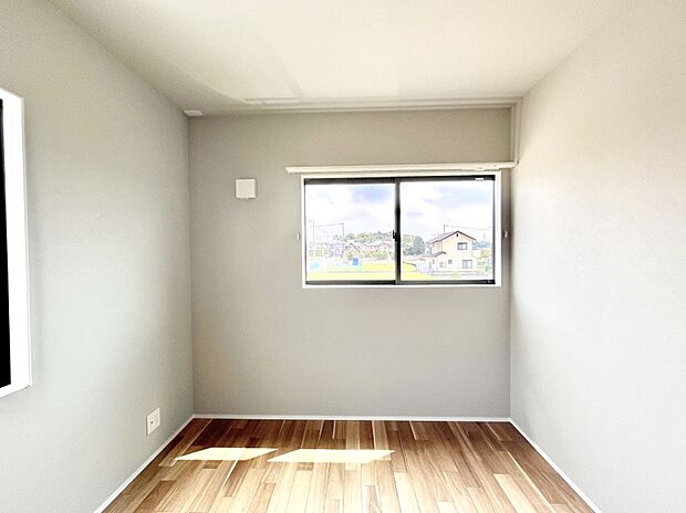 窓からのやさしい光が心地よいプライベートルーム