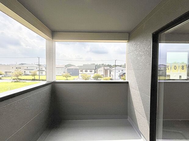 南向きのバルコニー!ご家族の洗濯物はもちろん、お布団もたっぷり干せます!