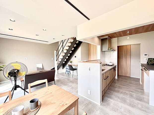 家族の笑顔が自然と生まれてくる、そんな雰囲気のダイニングに仕上がっています