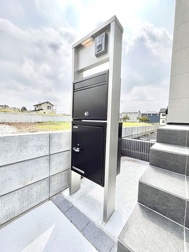 シンプルデザインのポスト。