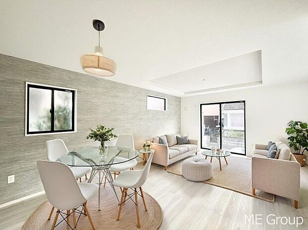 大きな窓からたっぷりの陽光と風を感じられるリビング※家具はCGです