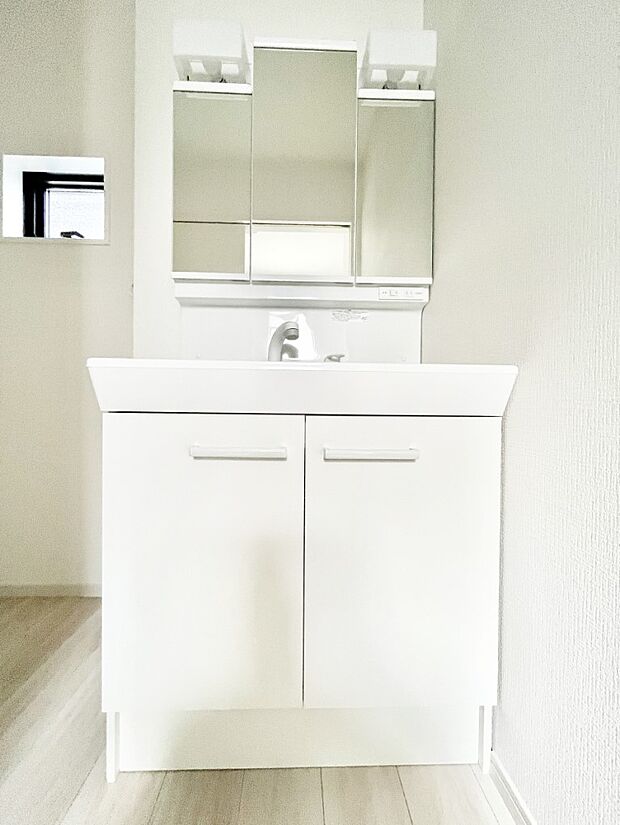 大きく見やすい三面鏡で清潔感ある洗面台は、身だしなみチェックや肌のお手入れにおすすめです。