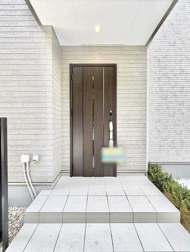 大切な家族、来客を出迎える玄関。