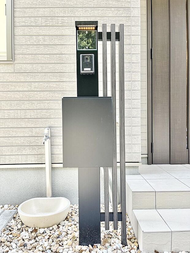 表札・インターホン・ポストをひとつに集約。エントランスになじむシンプルデザイン。