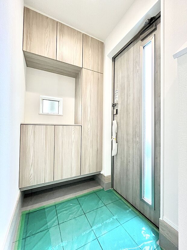 明るい玄関はお客様をお出迎えするのにぴったりです！ 