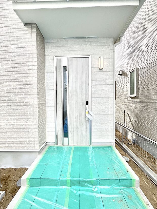 大切な家族、来客を出迎える玄関。