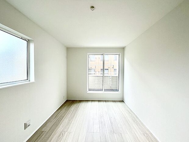 2面採光で気持ちよく自然光が取り入れられるのでお子様のお部屋にもピッタリ