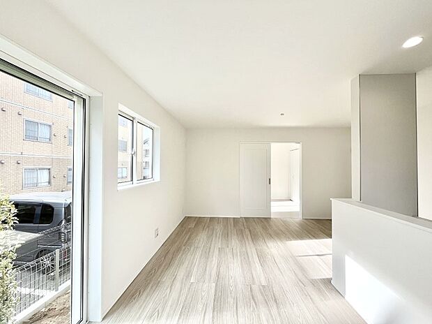 明るい陽光が注ぎ、寛ぎの雰囲気に満たされるダイニング。   