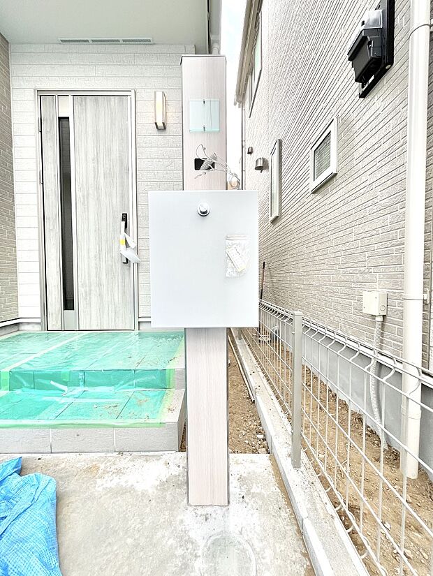 シンプルデザインのポスト。