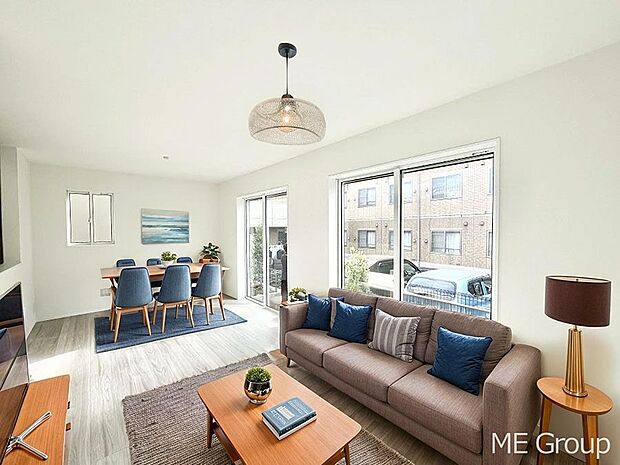 ご家族の賑やかな話し声で包まれる明るいリビング  ※家具はCGです