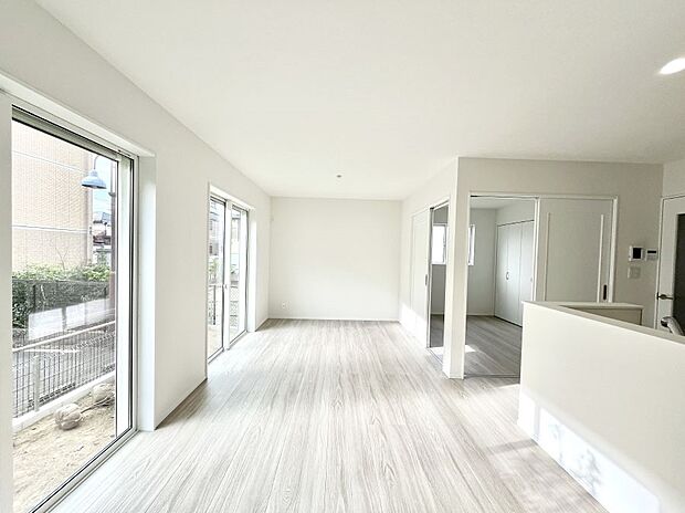 明るい陽光が注ぎ、寛ぎの雰囲気に満たされるダイニング。   