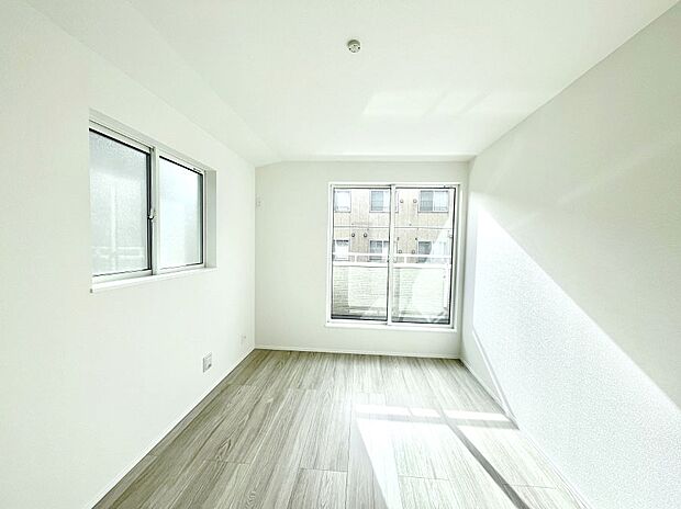 バルコニーが開放感をプラスしてくれる洋室