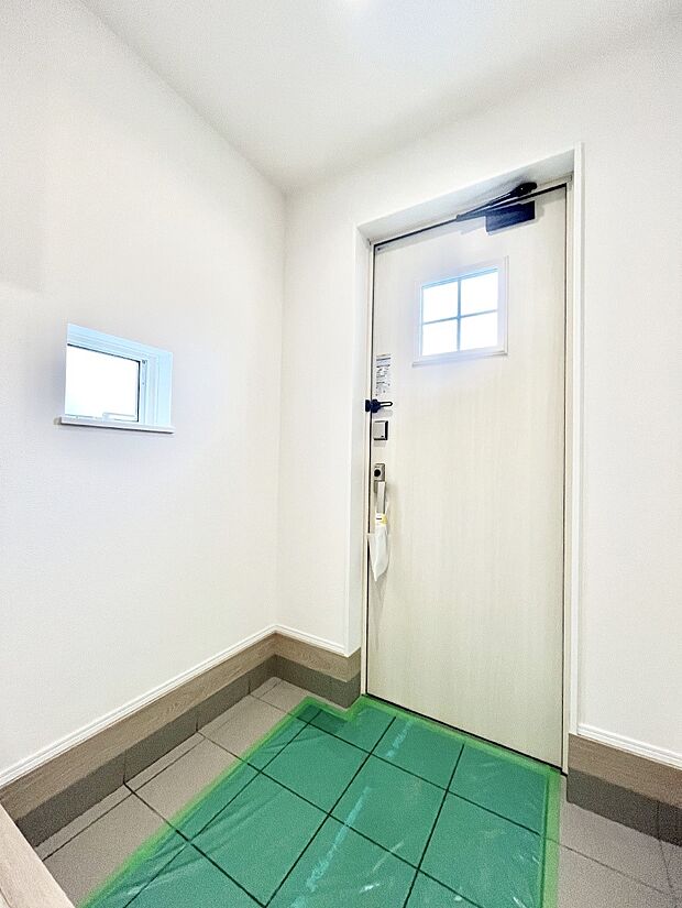 明るい陽光が入り込む玄関。ご家族の靴もスッキリ収納できる玄関収納付き！