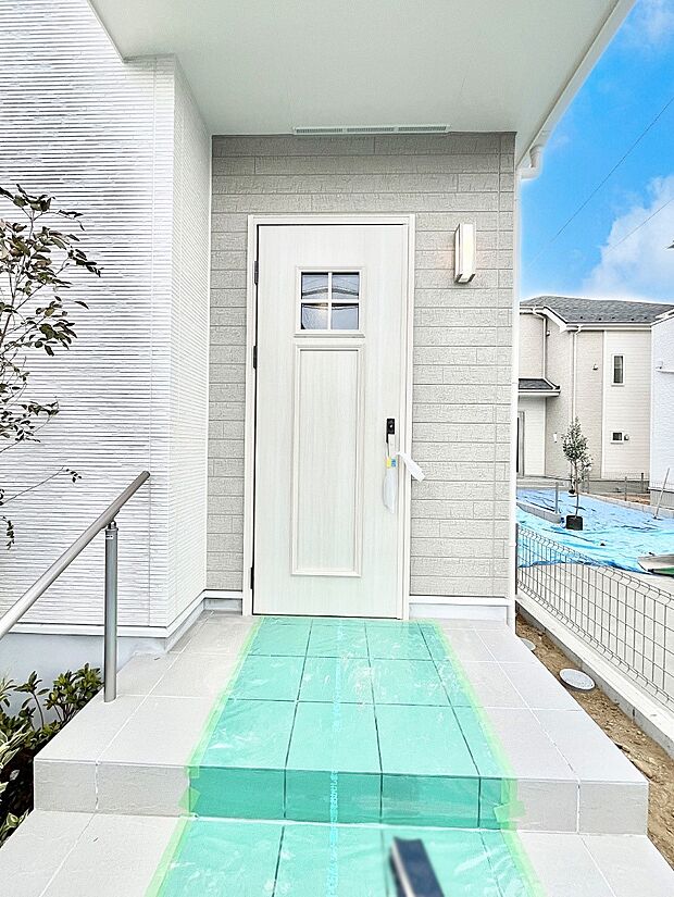 シンプルで落ち着いた雰囲気の玄関周り