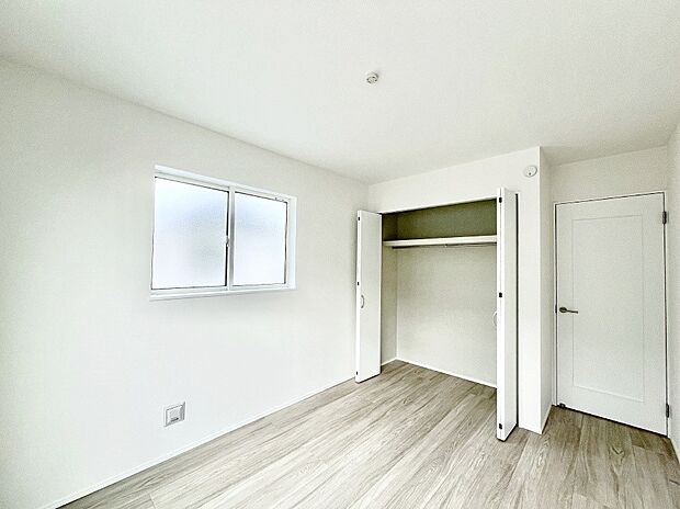 お子さまのお部屋としても！衣類の整理整頓に便利なクローゼット付きの洋室。