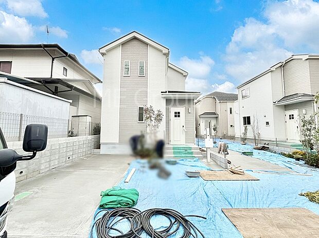 2台（車種による）駐車可！ご家族みんなの自転車も置ける広々カースペース。