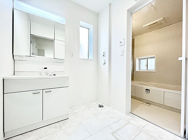 小窓がついているので湿気の多い場所でも換気が十分行えます。毎日の身支度を気持ち良く！