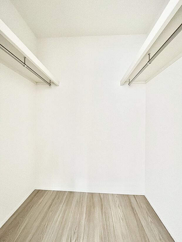 ウォークインクローゼットの活用で生活空間スッキリ