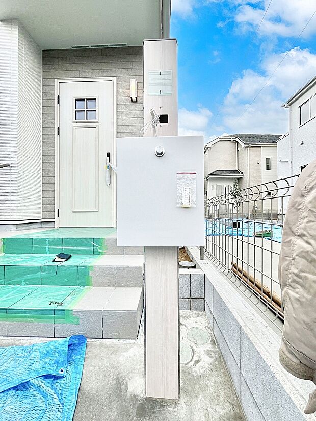 表札・インターホン・ポストをひとつに集約。エントランスになじむシンプルデザイン。