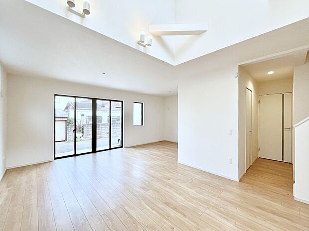 リビング上部には吹抜けを採用。明るい陽光に包まれる空間で家族団らん!