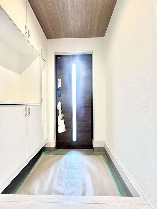 明るい玄関はお客様をお出迎えするのにぴったりです!