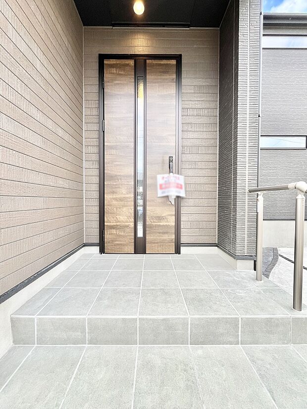 大切な家族、来客を出迎える玄関。