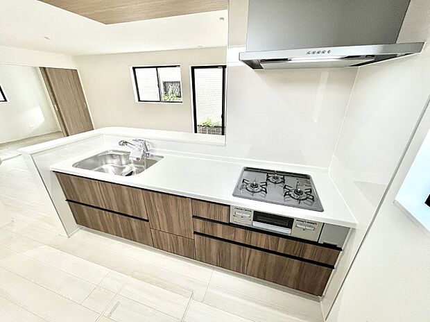 料理をしながらでもご家族との会話を楽しめる対面キッチン