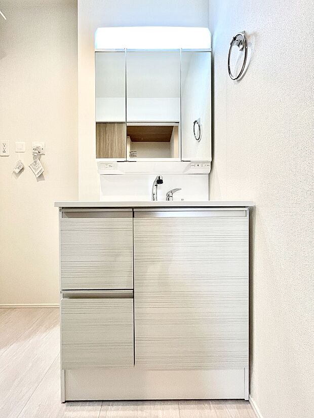 大きく見やすい三面鏡で清潔感ある洗面台は、身だしなみチェックや肌のお手入れにおすすめです。