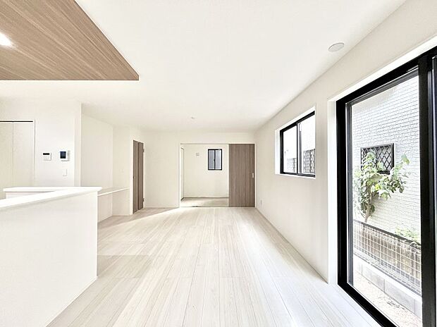 大きな窓からたっぷりの陽光と風を感じられるリビング