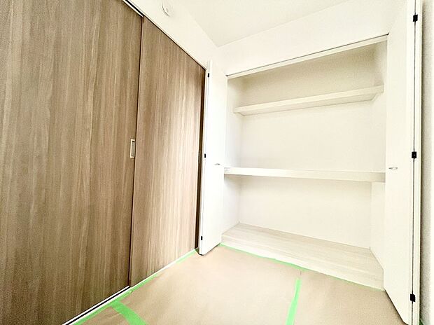 リビングと隣り合っている和室。ほっと一息できる和の空間も忘れずに。