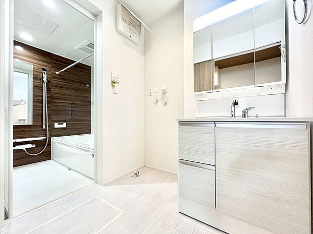 清潔感のある快適空間です。毎日の身支度も気持ち良くお使い頂けます。