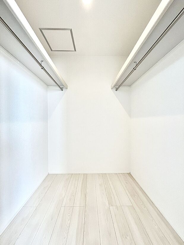 ウォークインクローゼット付きで生活空間を広く利用できます。