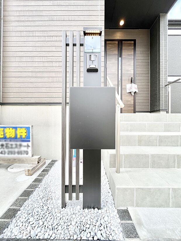 シンプルデザインのポスト。