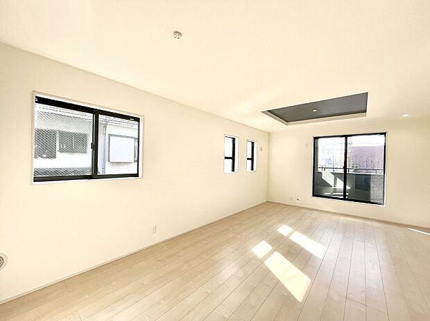 大きな窓からたっぷりの陽光と風を感じられるリビング