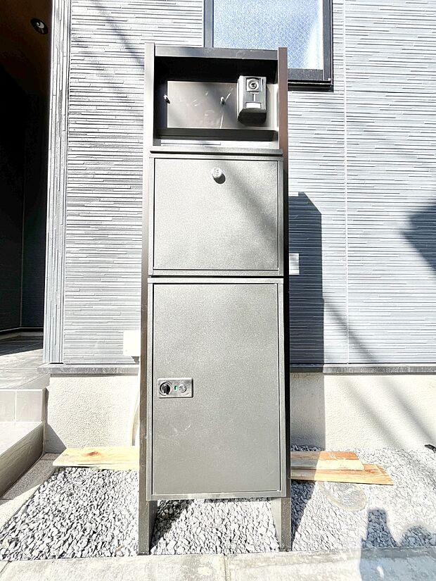 シンプルデザインのポスト。