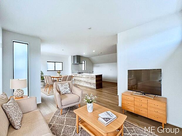 ご家族の賑やかな話し声で包まれる明るいリビング ※家具はCGです