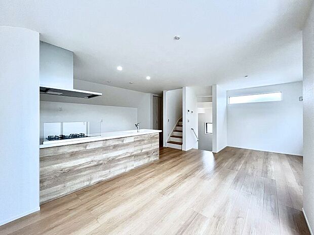 家族の笑顔が自然と生まれてくる、そんな雰囲気のダイニングに仕上がっています